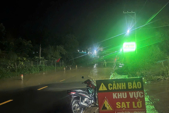 Bảo Lâm 3: Cống ngầm bị ngập, các lực lượng trực xuyên đêm hướng dẫn người dân