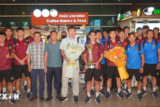Đội tuyển U23 Việt Nam cùng Cúp vô địch về tới Thành phố Hồ Chí Minh