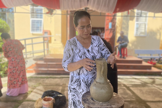 “Giữ lửa” cho làng gốm Bình Đức