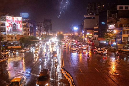 Chuyên gia lý giải nguyên nhân mưa dông trở lại, nắng nóng dịu dần ở miền Bắc