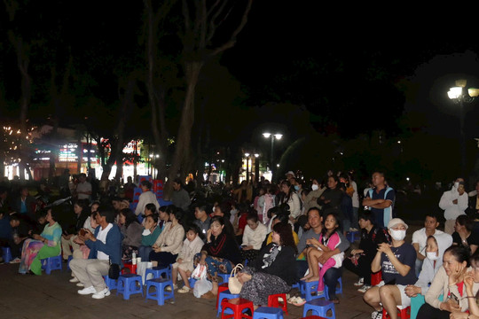 Tìm người thân cho bé gái bị bỏ rơi