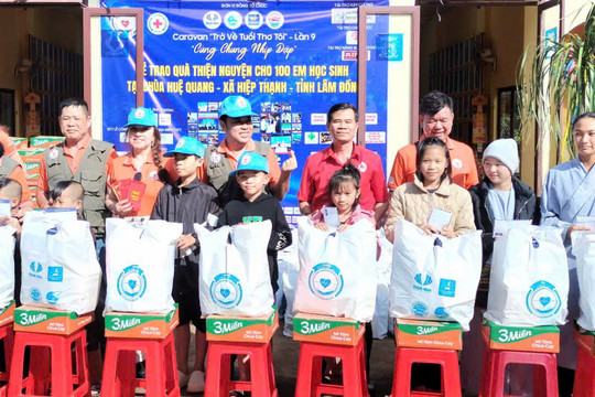 Trao 100 suất quà cho học sinh có hoàn cảnh khó khăn xã Hiệp Thạnh
