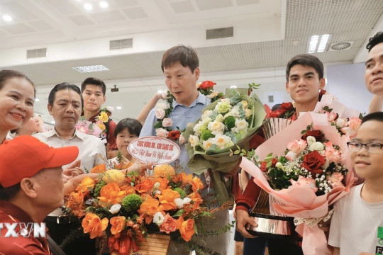 Chiếc cúp vô địch U23 Đông Nam Á cùng các cầu thủ đã về đến Hà Nội