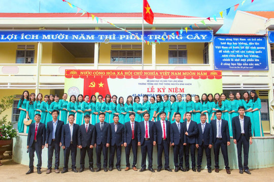 Trường chuẩn quốc gia nhưng vẫn phải đi mượn phòng học