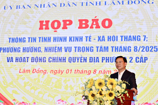 Chủ tịch UBND tỉnh Lâm Đồng chủ trì họp báo với hơn 70 phóng viên, nhà báo