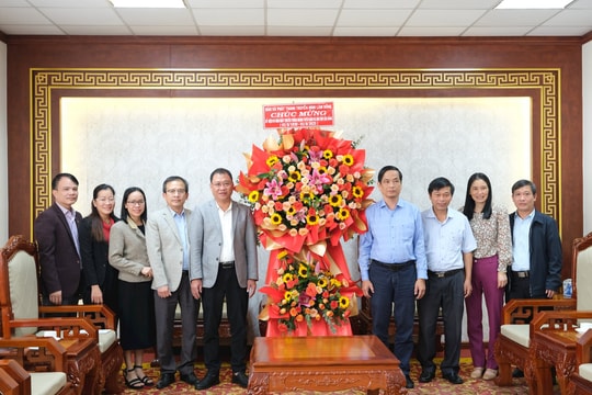 Lãnh đạo Báo và Phát thanh, truyền hình Lâm Đồng thăm, chúc mừng Ngày truyền thống ngành Tuyên giáo của Đảng