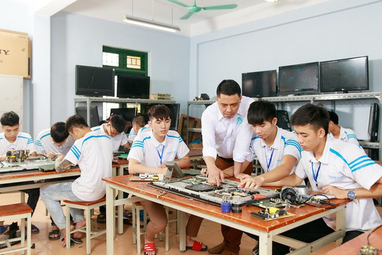 Có tính thời gian quân ngũ để hưởng phụ cấp thâm niên nhà giáo?