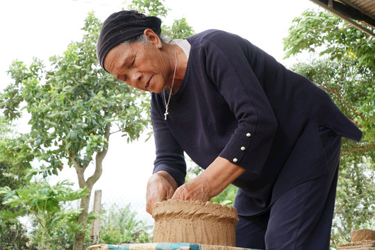Bà Ma Ly giữ lửa nghề gốm truyền thống trên cao nguyên