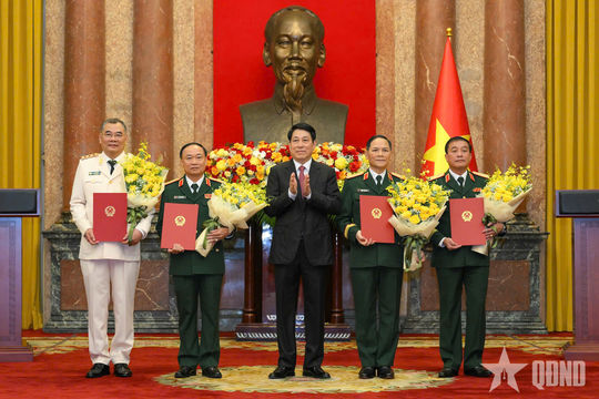 Trao Quyết định thăng quân hàm; cấp bậc hàm Thượng tướng đối với các đồng chí sĩ quan Quân đội nhân dân và Công an nhân dân