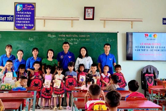Sơn Mỹ: Lớp học hè “Gia sư áo xanh” cho học sinh dân tộc