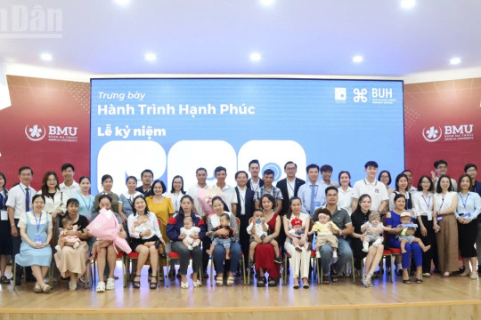 [Ảnh] Niềm hạnh phúc của những cặp vợ chồng hiếm muộn ở Tây Nguyên