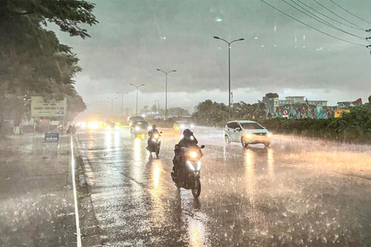 Thời tiết 4/8: Bắc Bộ ban ngày nắng nóng trên 39°C, từ chiều tối mưa lớn và dông