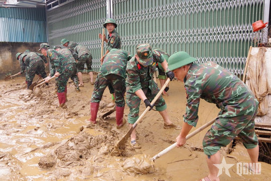 Giúp dân vùng tâm lũ Sơn La