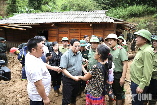 Thủ tướng Phạm Minh Chính thăm, động viên người dân xã Xa Dung (Điện Biên)