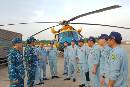 Trực thăng của Quân đội tiếp tục vận chuyển hàng hóa cứu trợ đồng bào Điện Biên