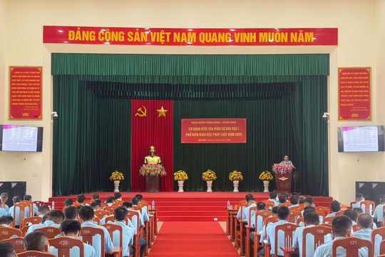 Quân chủng Phòng không - Không quân tuyên truyền phổ biến pháp luật tại Trung đoàn 927