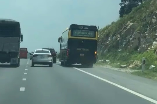 Công an làm việc với tài xế xe khách tạt đầu xe ô tô trên cao tốc Phan Thiết - Dầu Giây qua tỉnh Lâm Đồng