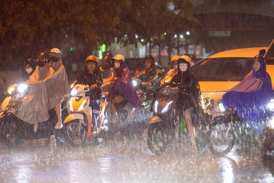 Hà Nội hứng mưa sau đợt nóng 40°C, chuyên gia cảnh báo dông mạnh kèm sấm sét