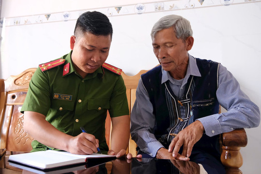 Phát huy vai trò của già làng để giữ gìn an ninh trật tự cơ sở