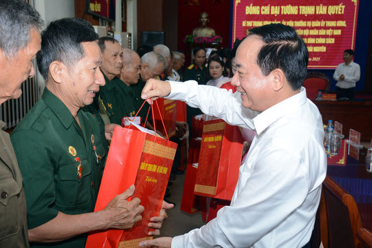 Đại tướng Trịnh Văn Quyết dâng hương và tặng quà đối tượng chính sách tại tỉnh Thái Nguyên