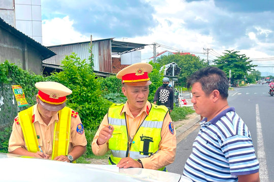 Theo chân CSGT Lâm Đồng một ngày trên quốc lộ 1A