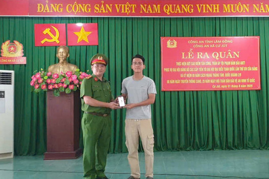 Mất điện thoại ở Đắk Lắk, được Công an xã Cư Jút (Lâm Đồng) tìm và trao trả lại