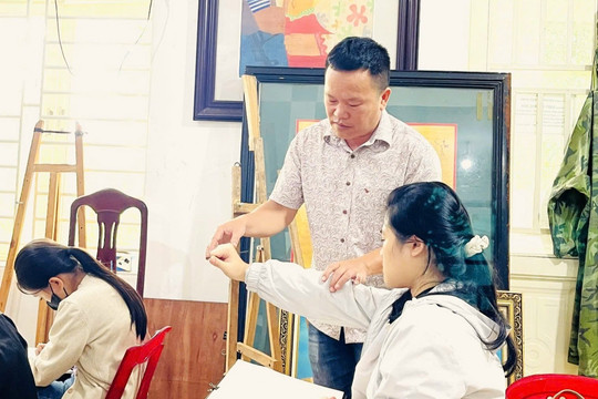 Lớp vẽ thầy Khai - chắp cánh ước mơ bằng nét vẽ tư duy