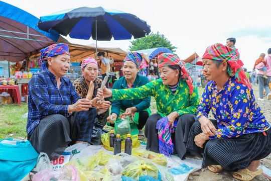 Phiên chợ Tây Bắc ở xã Cư Jút