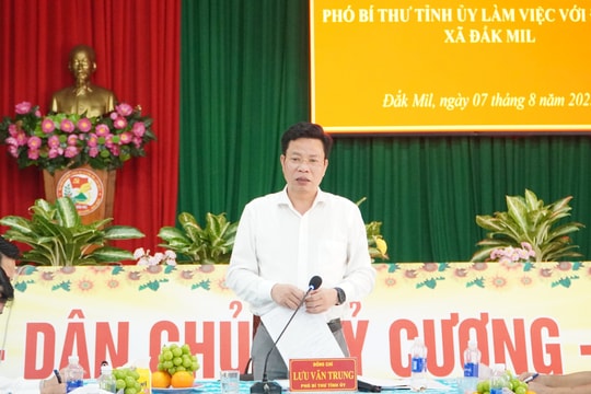 Phó Bí thư Tỉnh ủy Lưu Văn Trung làm việc với xã Đắk Mil