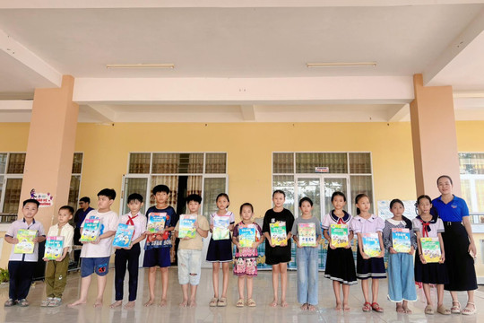 Tân Minh: Hơn 50 triệu đồng trao tặng sách, vở cho học sinh trước thềm năm học mới