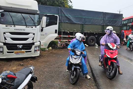 Xe đầu kéo va chạm với 2 xe máy, 3 người thương vong