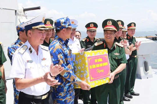 Thượng tướng Nguyễn Văn Nghĩa kiểm tra luyện tập diễu binh lực lượng vũ trang trên biển
