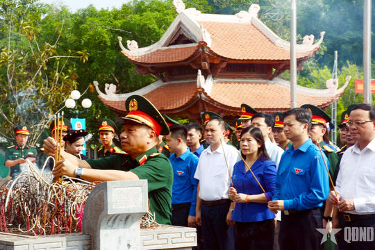 Thượng tướng Lê Quang Minh và đoàn công tác dâng hương tại Khu di tích Quốc gia đặc biệt Tân Trào