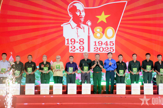 Thượng tướng Lê Quang Minh dự chương trình “Phất cao cờ hồng Tháng Tám” tại Trung đoàn 148