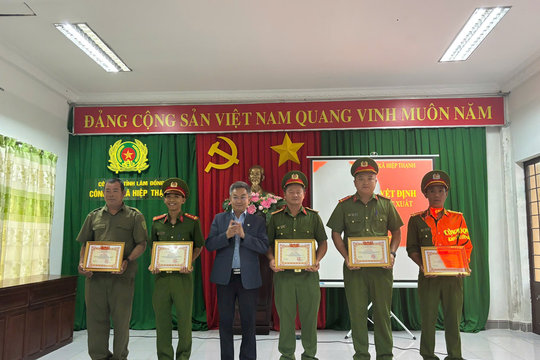Xã Hiệp Thạnh: Khen thưởng các cá nhân phá án ma túy liên xã