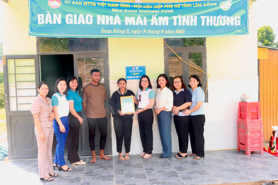 Bàn giao nhà "Mái ấm tình thương" cho hội viên phụ nữ khó khăn
