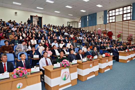 Thứ trưởng Hoàng Minh Sơn trao quyết định về công tác cán bộ Trường Đại học Đà Lạt