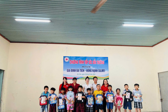 Đạ Tẻh tặng hàng trăm suất quà cho học sinh khó khăn