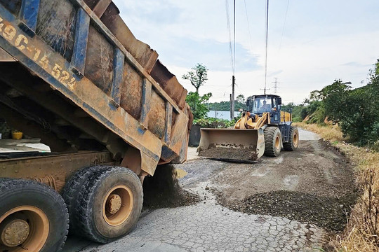 Mỏ đá Thái Sơn khắc phục tuyến đường bị hư hỏng nghiêm trọng tại xã Bảo Lâm 3