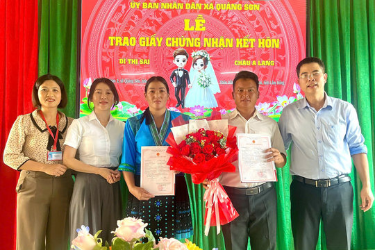 Trao giấy chứng nhận đăng ký kết hôn tại trụ sở: Cách làm mới ở xã Quảng Sơn
