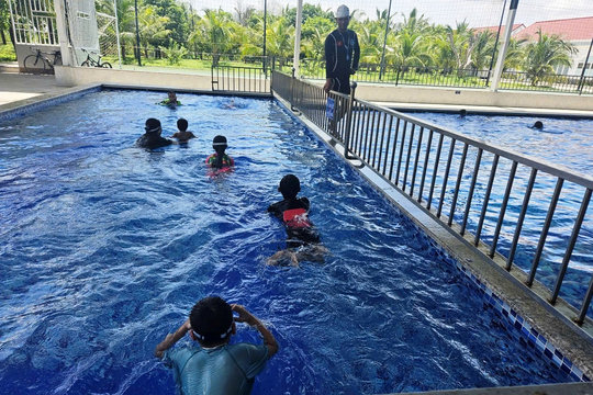 Từ kỹ năng bơi đến đường đua học đường