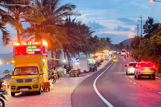 Ngắm con đường sắc màu ở bãi Đá Ông Địa