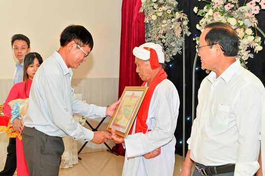 Người bảo tồn và phát huy di sản văn hóa Chăm