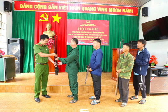 Công an phường Đông Gia Nghĩa tuyên truyền pháp luật, vận động Nhân dân giao nộp vũ khí