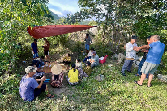 Triệt phá tụ điểm đánh bạc giữa rừng ở Lâm Đồng