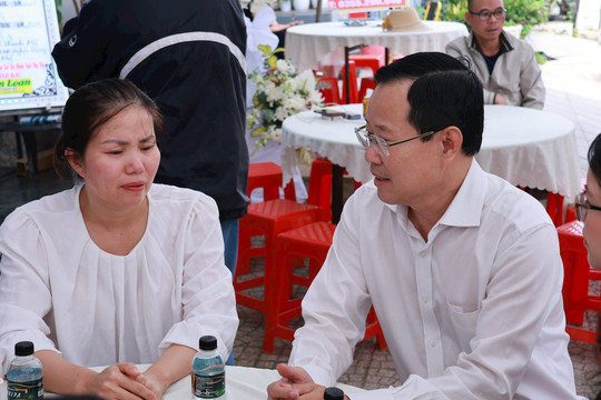 Thăm hỏi, động viên gia đình hai học sinh tử vong do sạt lở tại Lâm Đồng