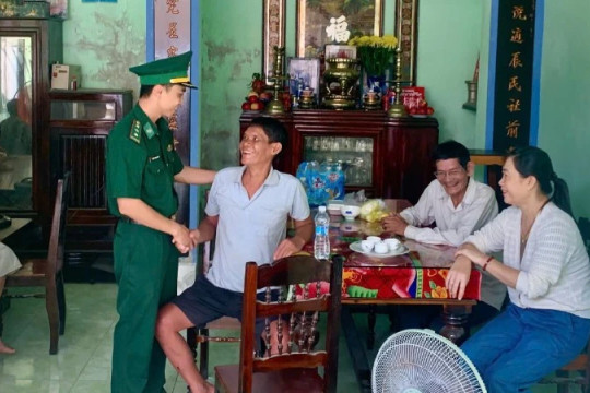 Kịp thời cứu 3 ngư dân bị chìm tàu trên vùng biển Phù Mỹ