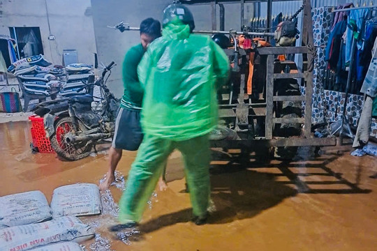 Đạ Huoai 3 sơ tán người dân trong đêm do mưa lũ lên nhanh