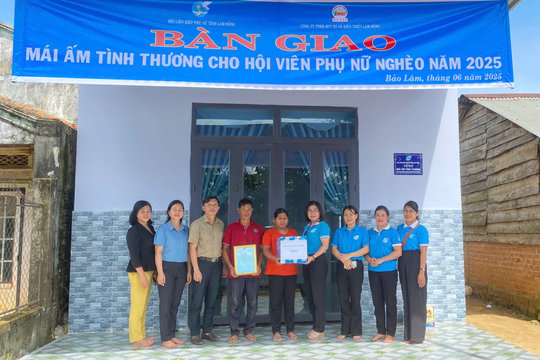 Bàn giao mái ấm tình thương cho 2 hội viên phụ nữ khó khăn