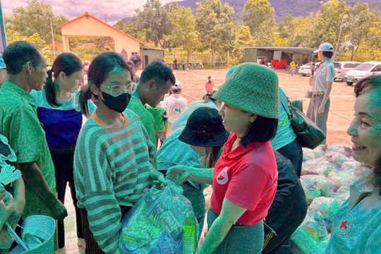 Trao 100 suất quà cho hộ có hoàn cảnh khó khăn tại xã Đam Rông 2